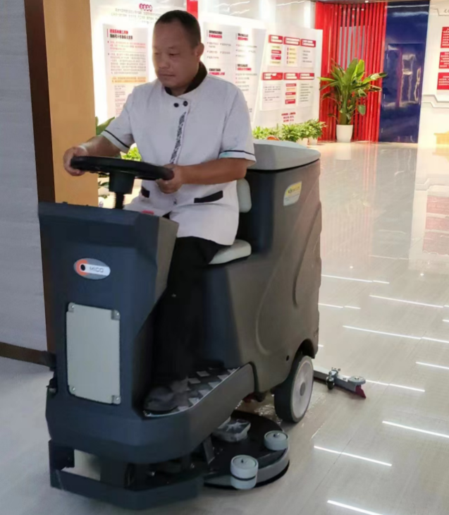 Scrubber lantai yang dapat dinaiki